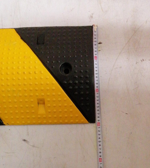 RUBBER SPEED HUMP POLKA DOT SURFACE AND PARALLELOGRAM YELLOW BLACK (3)