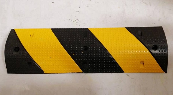 RUBBER SPEED HUMP POLKA DOT SURFACE AND PARALLELOGRAM YELLOW BLACK (4)