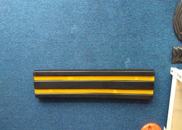 RUBBER WALL BLOCK C W YELLOW REFLECTIVE STICKER (2)